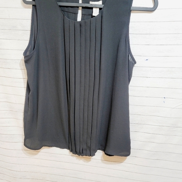 CHICO'S PLEASANT PLEATS SANDRA TANK IN BLACK, SZ 1 - Picture 5 of 9